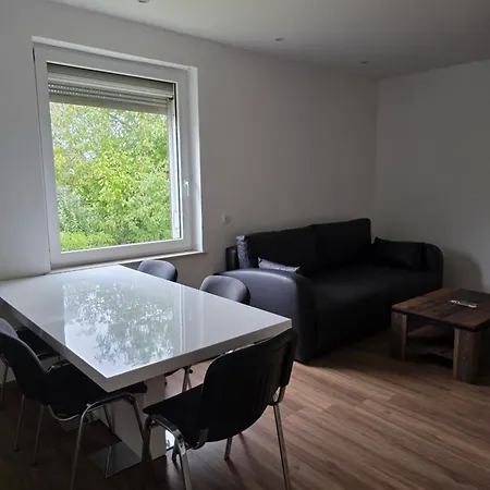 Monteur-& -zentral & Gemuetlich لونه